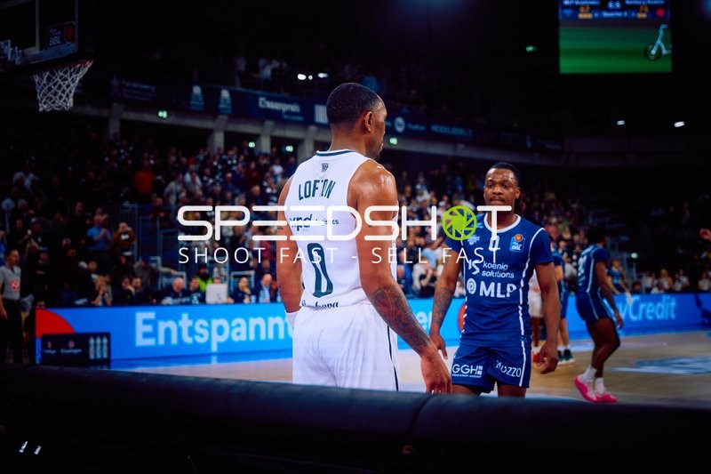 Zwei Spieler stehen sich auf dem Spielfeld gegenüber.