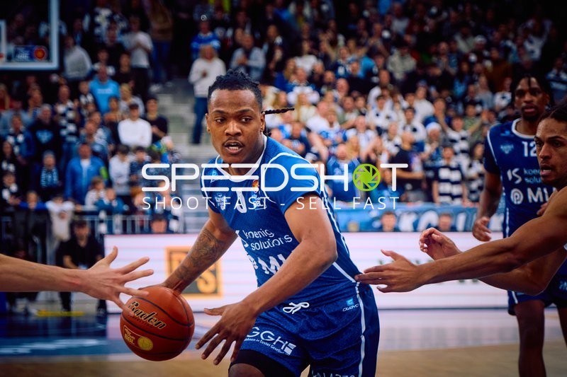 Ein Spieler von MLP Academics Heidelberg dribbelt den Ball durch die Verteidigung von Brose Bamberg.