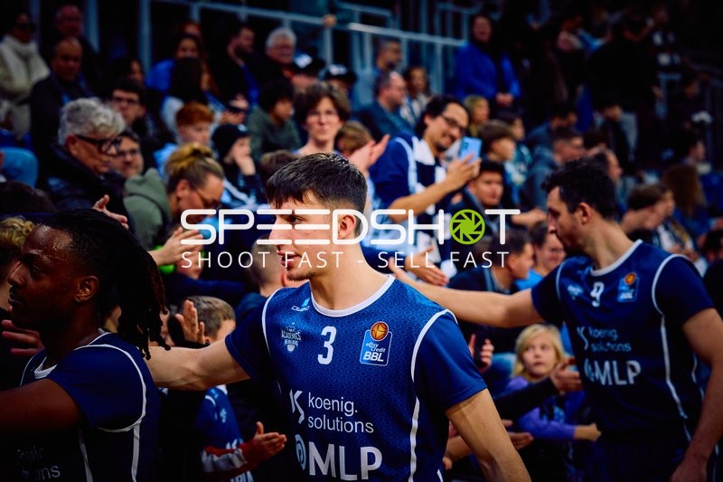 Spieler high-fiven Fans auf der Tribüne