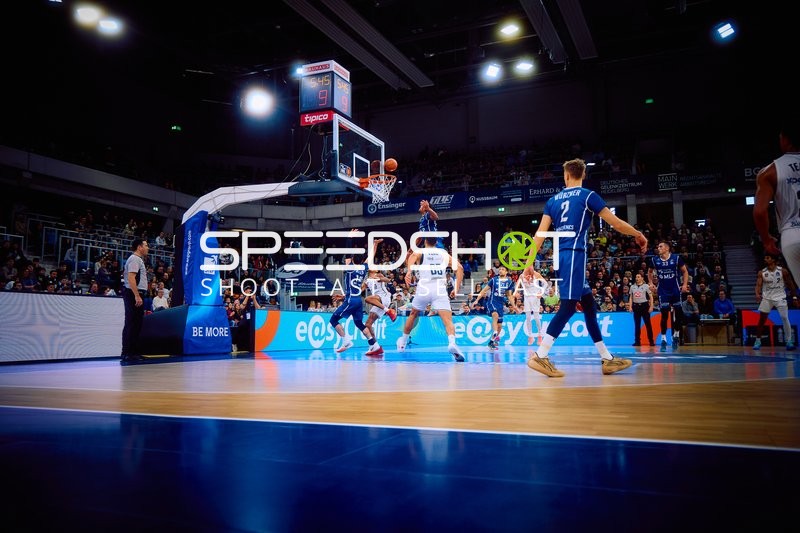 Ein Spieler von Brose Bamberg versucht, einen Korbleger zu blocken.