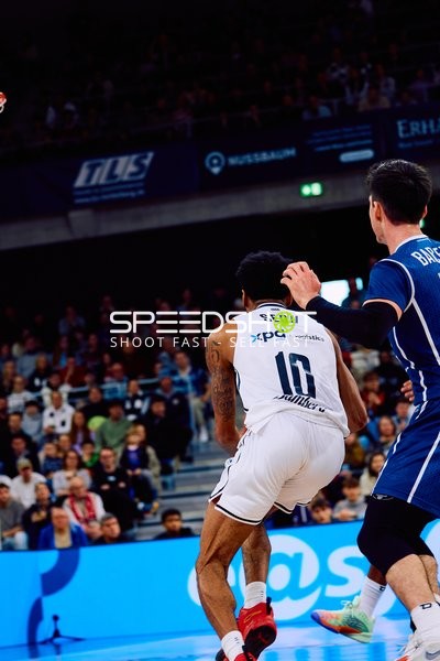 Ein Spieler von MLP Academics Heidelberg mit der Nummer 10 dribbelt den Ball.