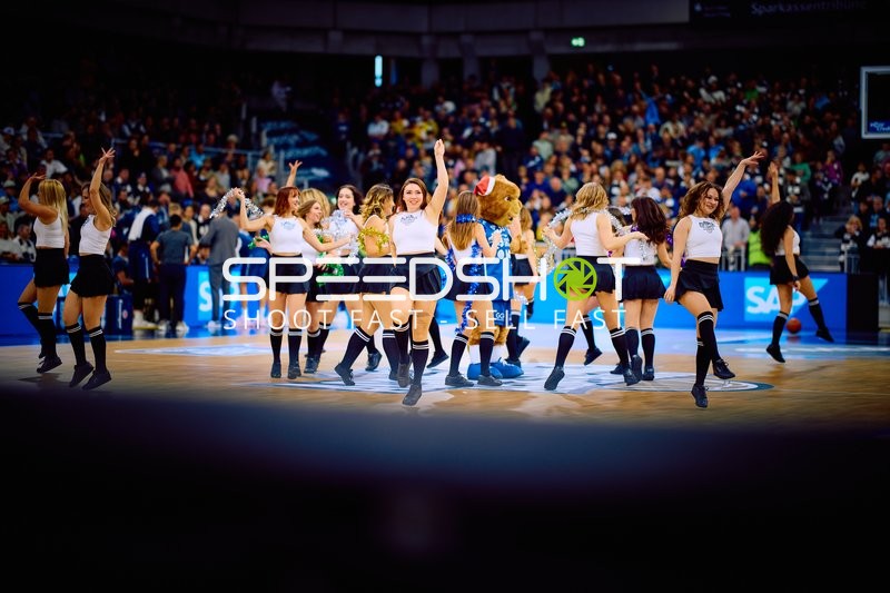 Cheerleader Performance während eines Basketballspiels