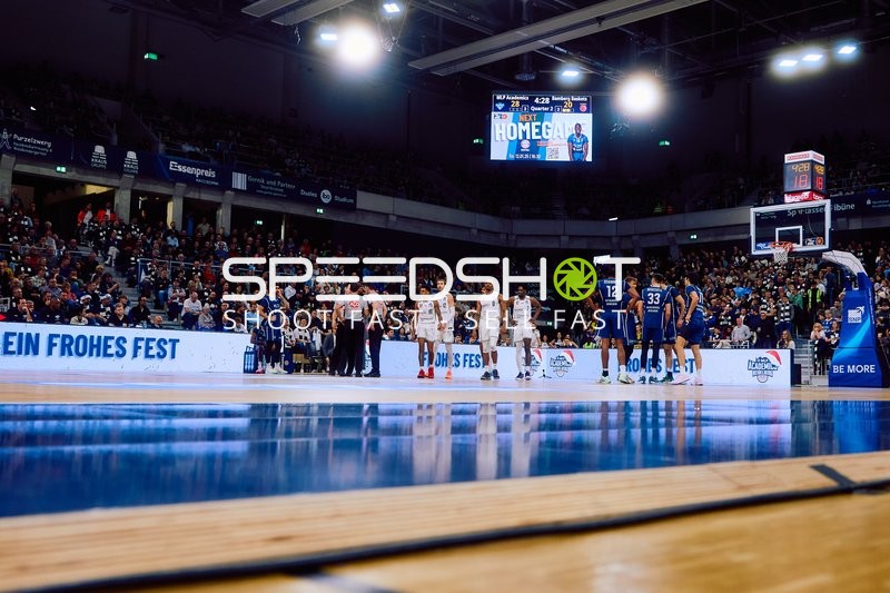 Spielunterbrechung, die Spieler stehen auf dem Spielfeld.