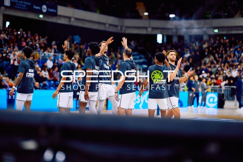 Spieler wärmen sich vor dem Spiel auf