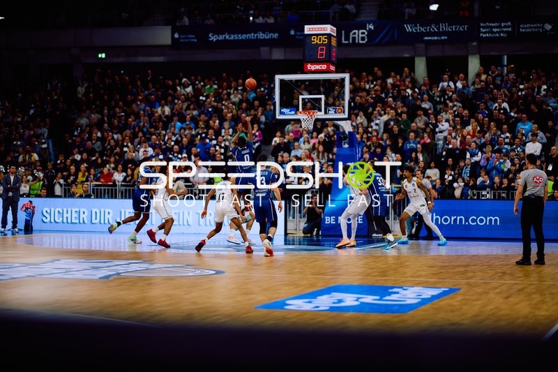 Ein Spieler von MLP Academics Heidelberg versucht einen Wurf über die Verteidigung von Brose Bamberg.