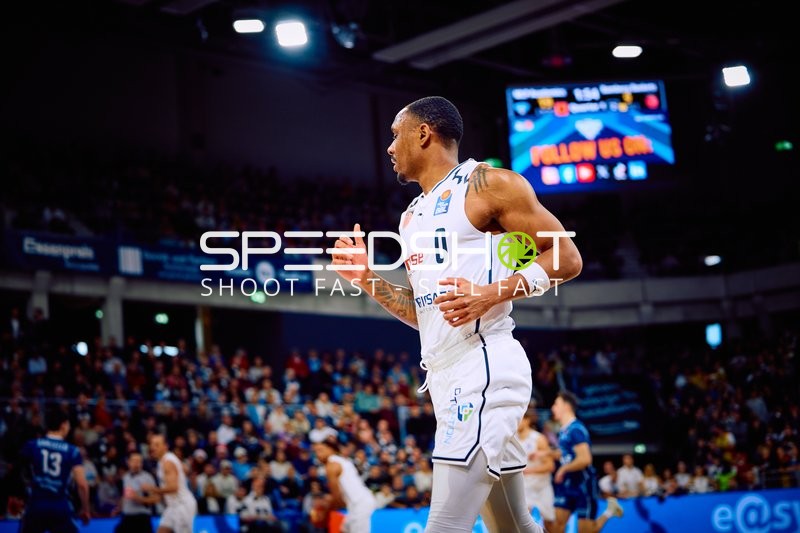 Ein Spieler von MLP Academics Heidelberg läuft während eines Basketballspiels über das Spielfeld.