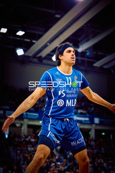 Ein Spieler von MLP Academics Heidelberg in Aktion auf dem Spielfeld.