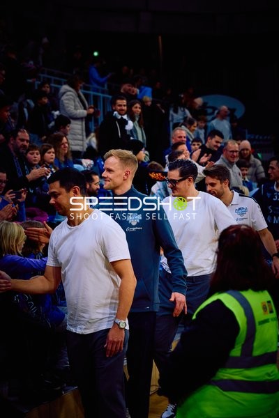 Spieler betreten das Spielfeld und begrüßen die Fans.