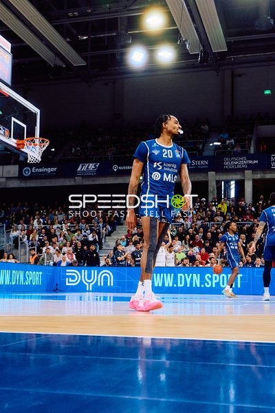 Ein Spieler von MLP Academics Heidelberg bewegt sich auf dem Spielfeld.