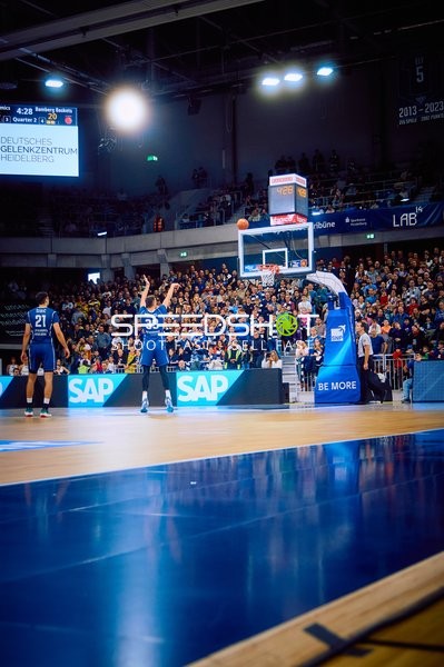 Ein Spieler der MLP Academics Heidelberg führt einen Freiwurf aus.