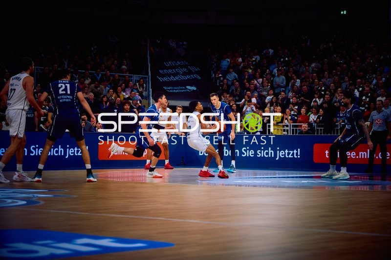 Ein Spieler von Brose Bamberg dribbelt den Ball gegen die Verteidigung der MLP Academics Heidelberg.