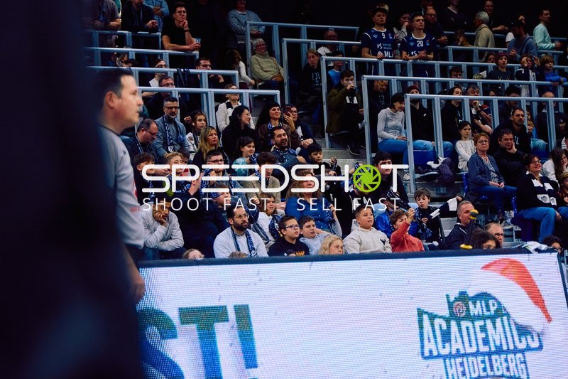 Das Bild zeigt Zuschauer, die ein Spiel verfolgen.