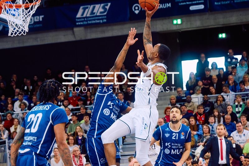 Ein Spieler von Brose Bamberg geht zum Korb gegen die Verteidigung von MLP Academics Heidelberg.