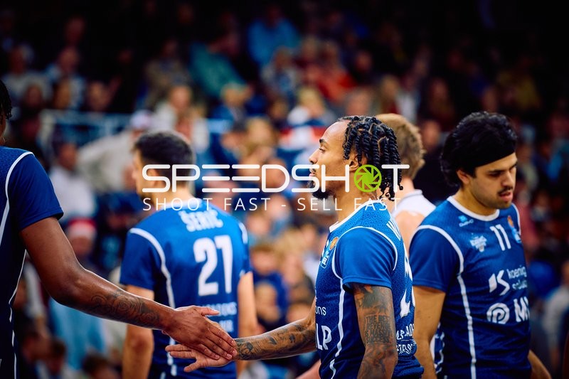 Teamkollegen begrüßen sich