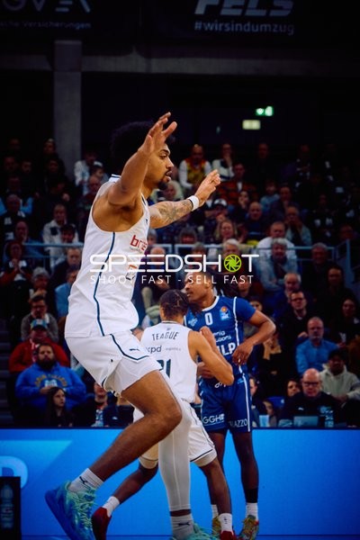 Ein Spieler von Brose Bamberg verteidigt gegen einen Spieler der MLP Academics Heidelberg.