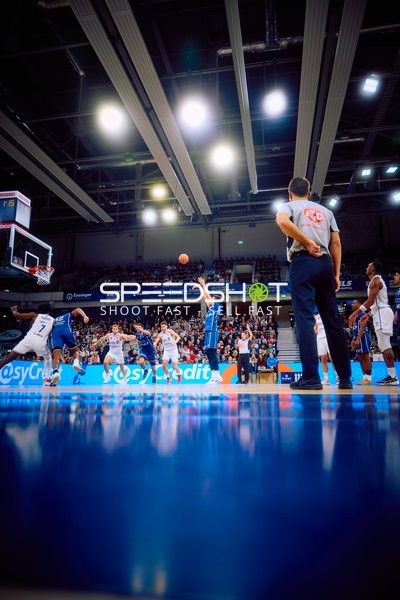 Ein Spieler führt einen Freiwurf aus.