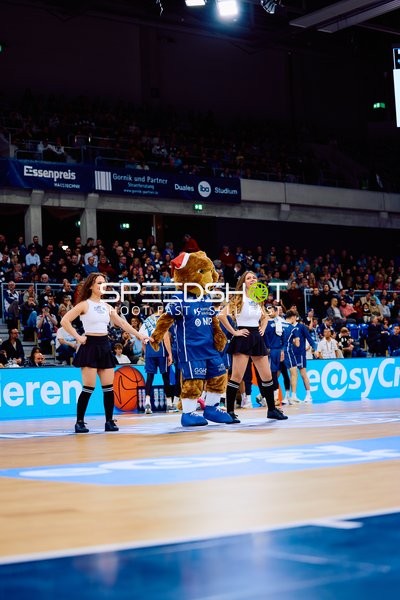 Unterhaltung während eines Basketballspiels mit Maskottchen und Cheerleadern.