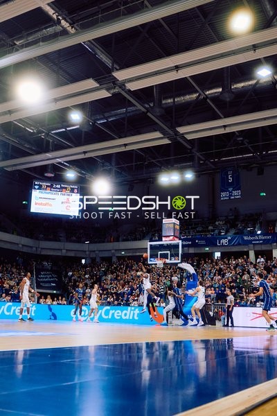 Ein Spieler während eines Sprungwurfs.