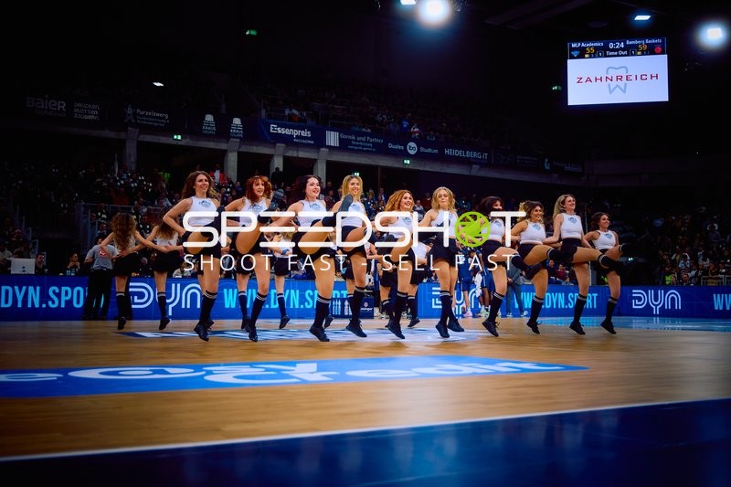 Cheerleading-Performance während des Spiels.