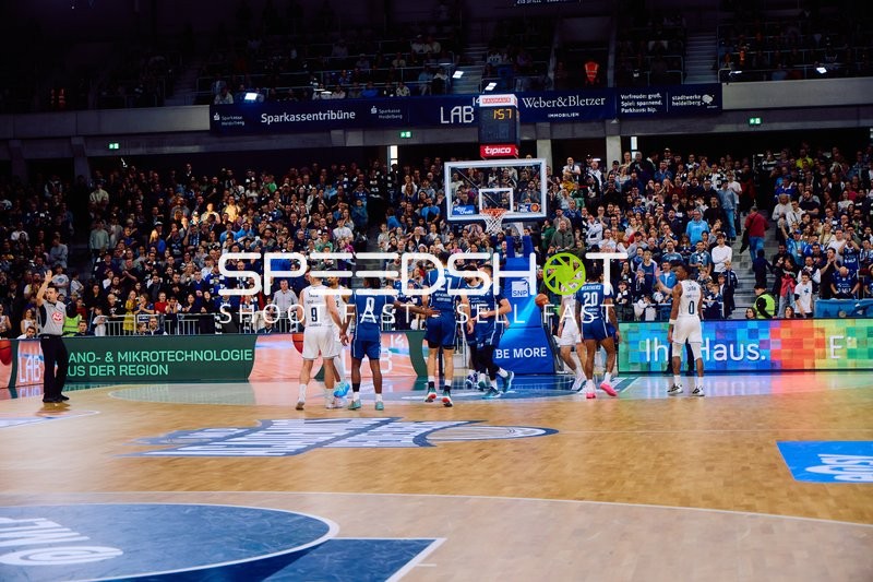 Spieler sammeln sich auf dem Spielfeld während eines Time-outs.