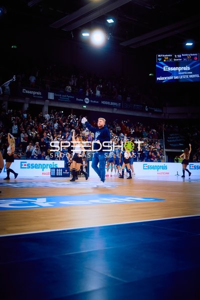 Cheerleader-Performance auf dem Spielfeld