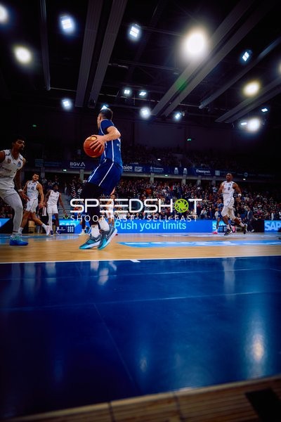 Spieler dribbelt den Ball