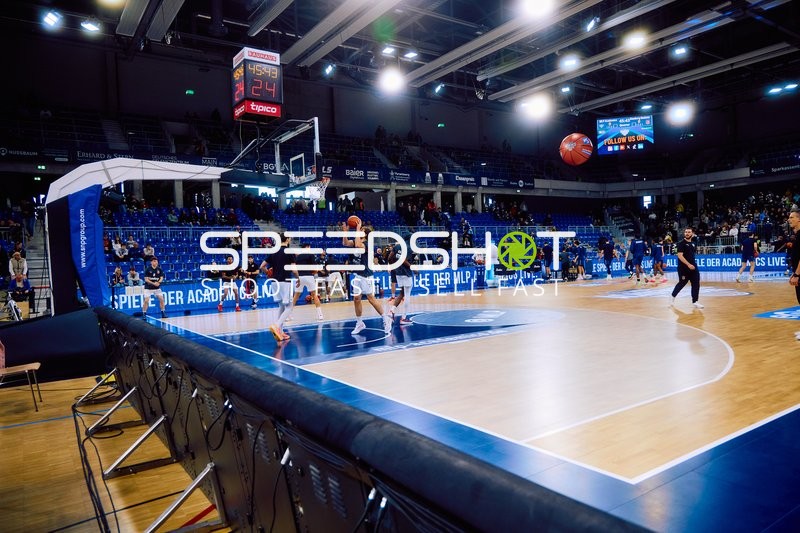 Aufwärmen der Spieler auf dem Spielfeld