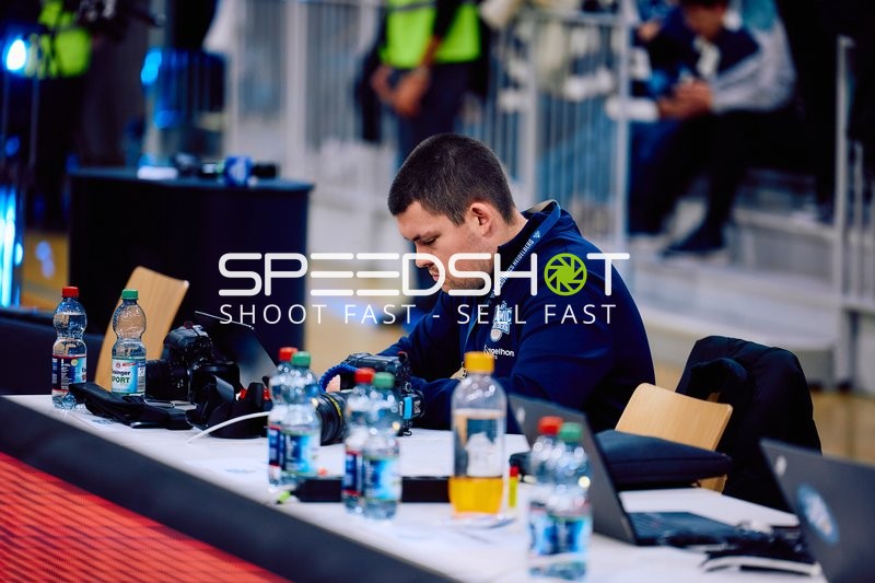 Ein Fotograf oder Medienvertreter arbeitet an seinem Laptop auf der Tribüne.