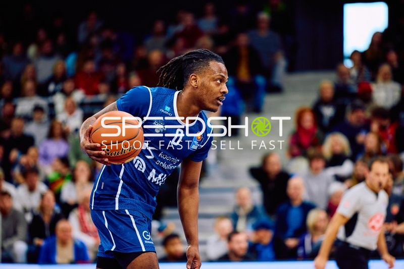 Ein Spieler der MLP Academics Heidelberg dribbelt den Ball.