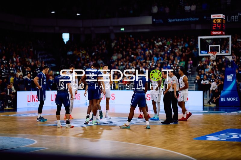 Jumpball zu Beginn des Spiels