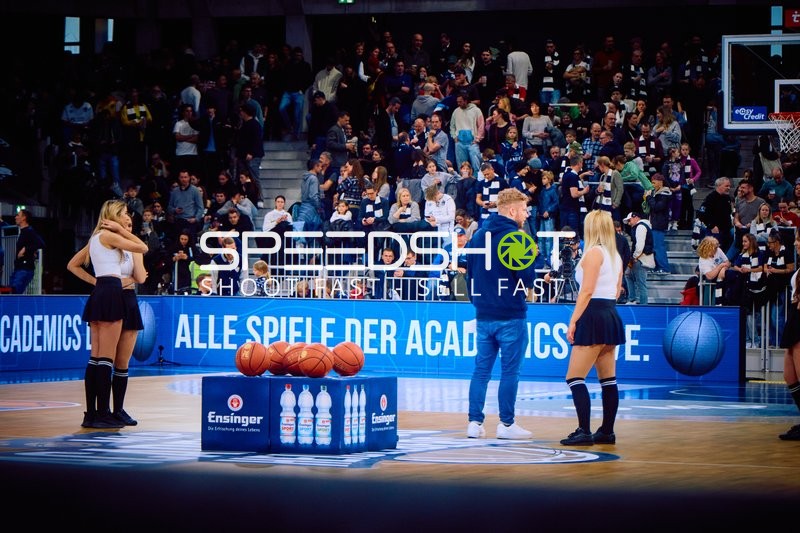 Die Halbzeitunterhaltung mit Cheerleadern auf dem Spielfeld.