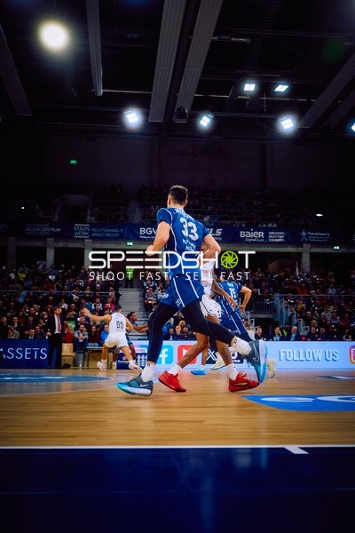 Ein Spieler von Brose Bamberg läuft Richtung Spielfeldmitte.