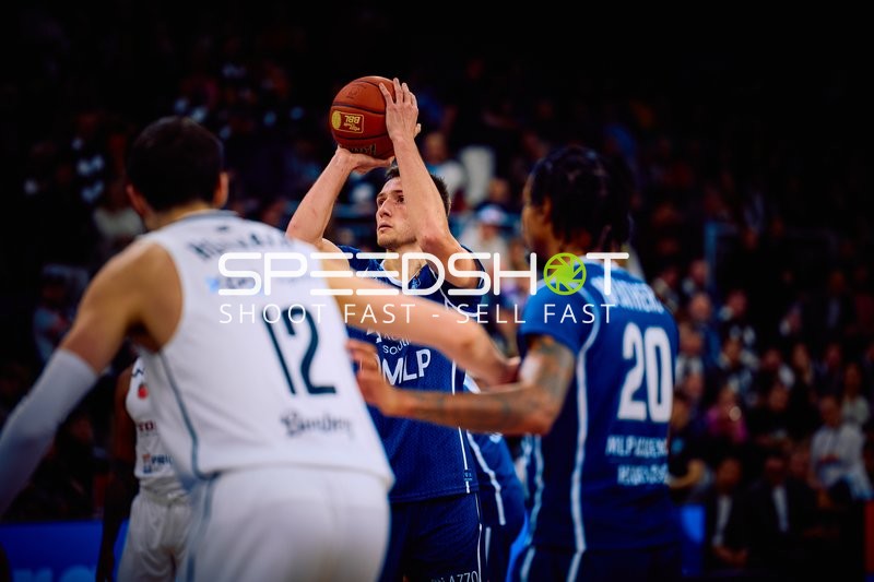 Ein Spieler der MLP Academics Heidelberg wirft den Ball.