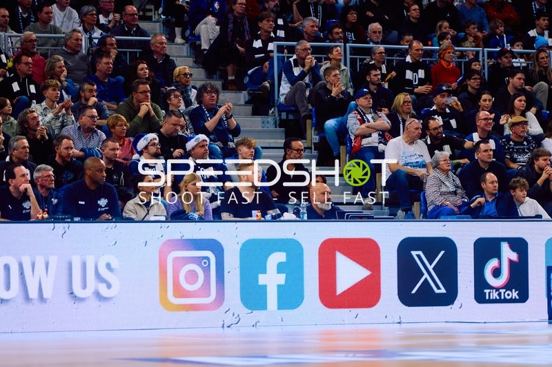 Zuschauer auf den Rängen während eines Basketballspiels