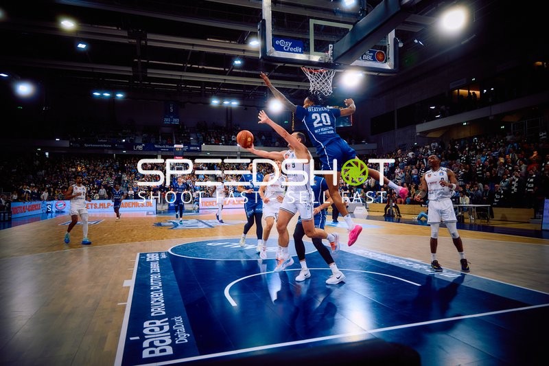 Ein Spieler von Brose Bamberg versucht einen Korbleger gegen MLP Academics Heidelberg.