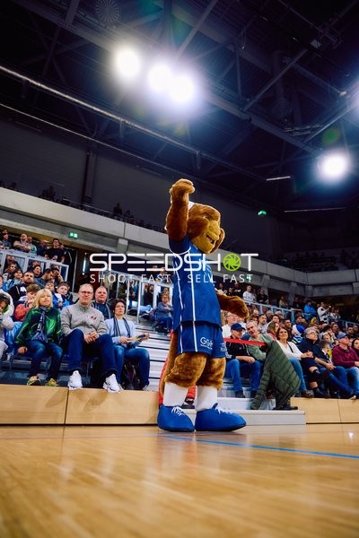 Maskottchen winkt dem Publikum