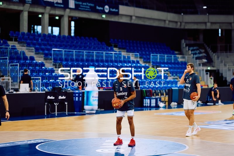 Spieler beim Aufwärmen mit dem Basketball