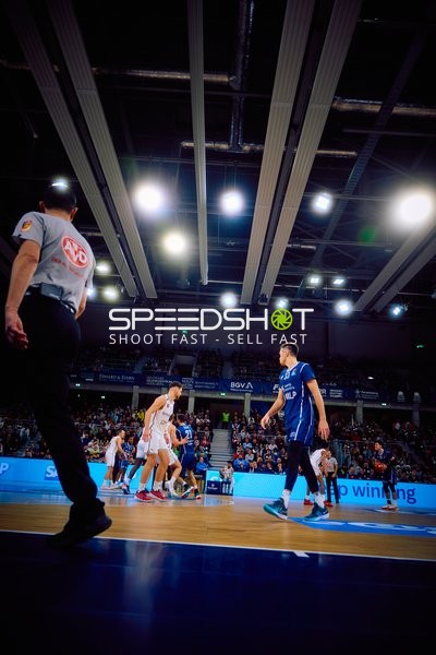 Spielbeginn mit Sprungball