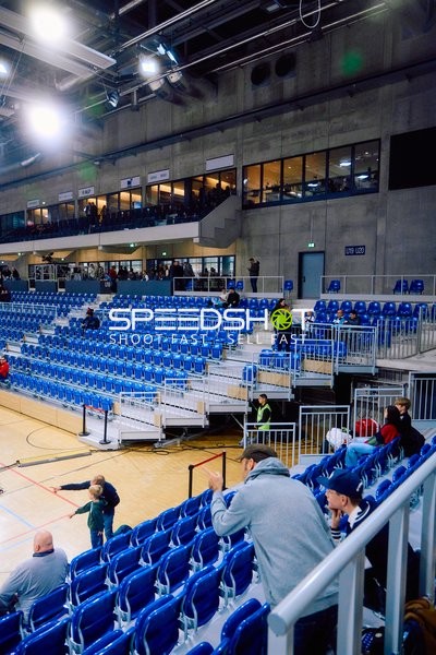 Leere Tribünen und Zuschauer betreten die Halle.