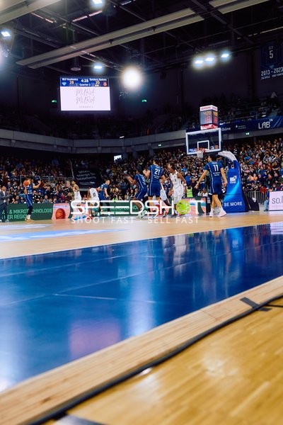 Ein Spieler der MLP Academics Heidelberg versucht, zum Korb zu kommen.