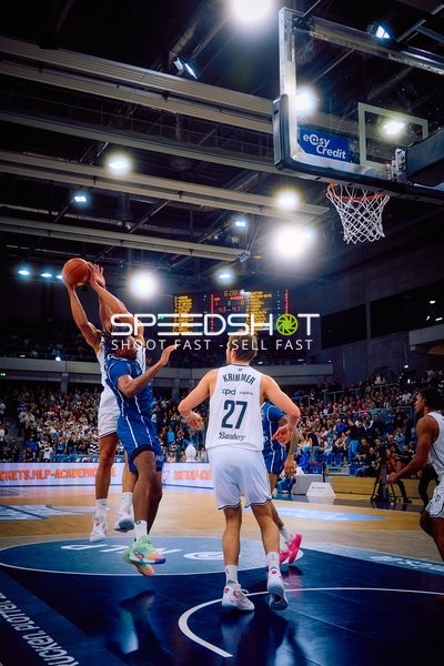 Ein Spieler von Brose Bamberg blockiert den Korbversuch von MLP Academics Heidelberg.