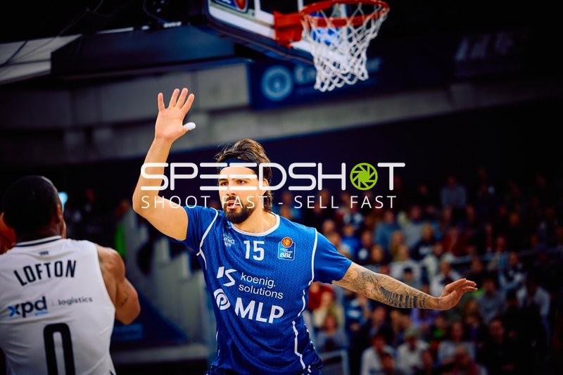 Ein Spieler von MLP Academics Heidelberg verteidigt gegen einen Spieler von Brose Bamberg.