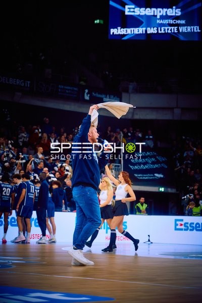 Ein Ansager heizt das Publikum während einer Pause auf.