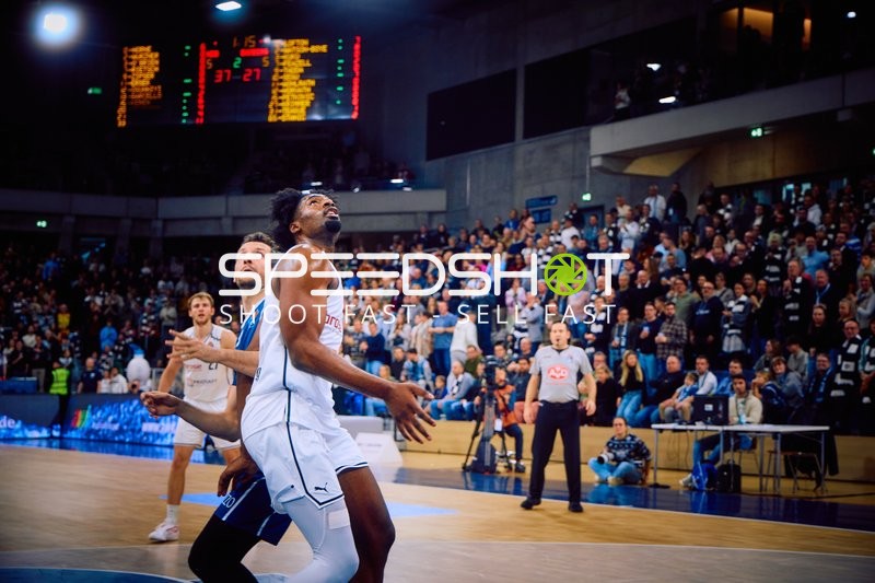 Zwei Spieler kämpfen um Position beim Rebound.