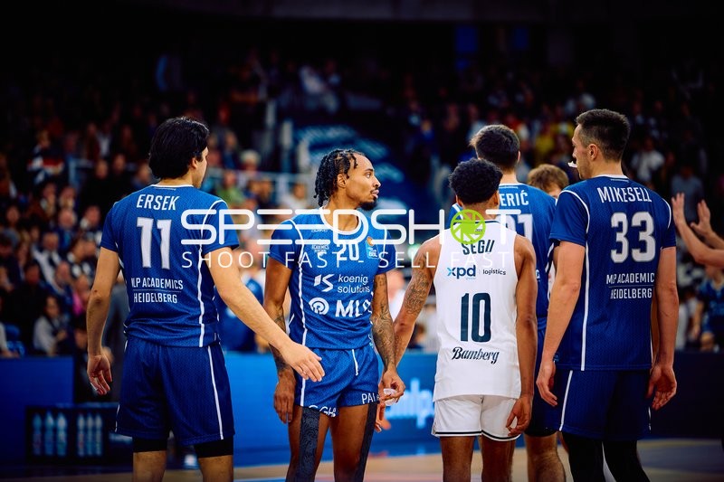 Spieler stehen zusammen und diskutieren