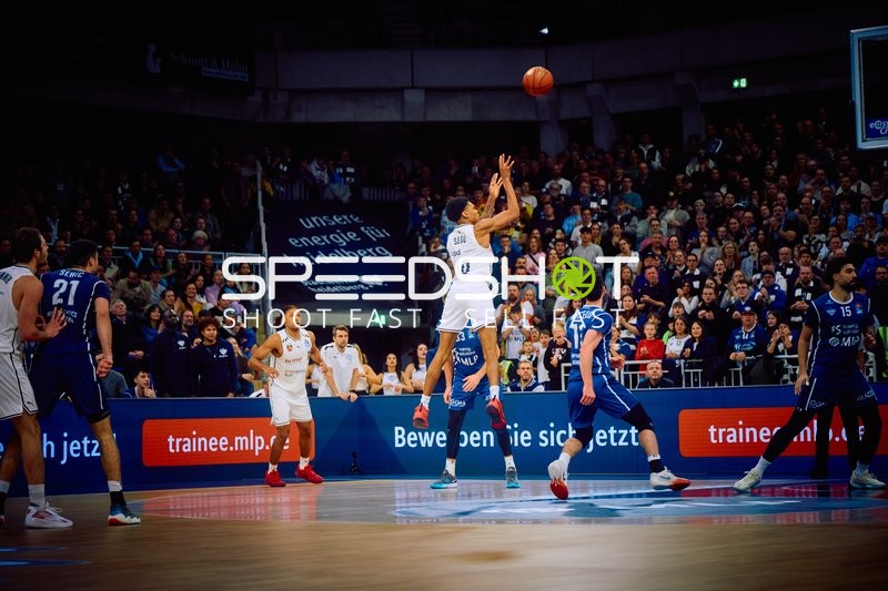 Ein Spieler von MLP Academics Heidelberg springt, um einen Wurf auszuführen.