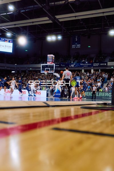 Ein Spieler von MLP Academics Heidelberg dribbelt den Ball in die Offensive.
