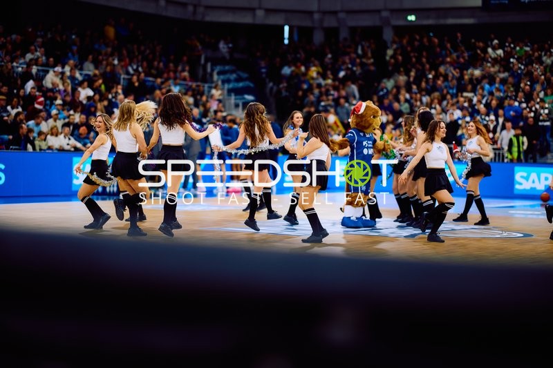 Cheerleader-Tanz und Maskottchen auf dem Spielfeld