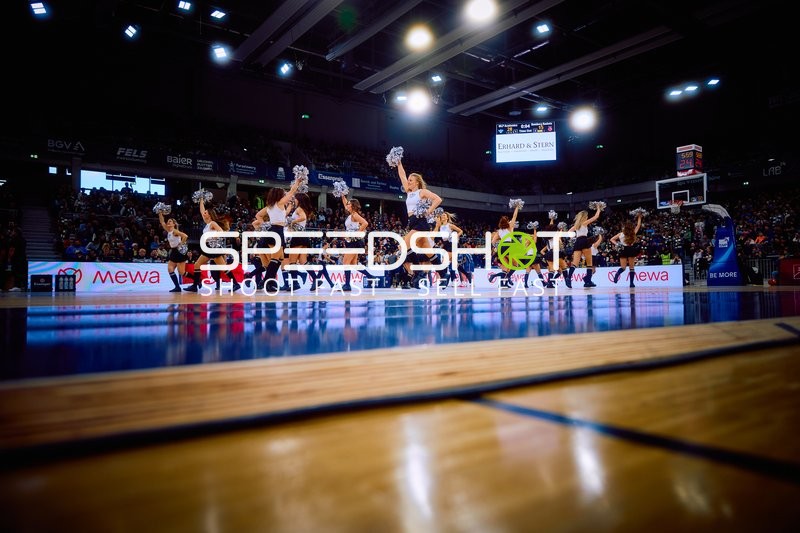 Cheerleader-Performance während eines Basketballspiels.