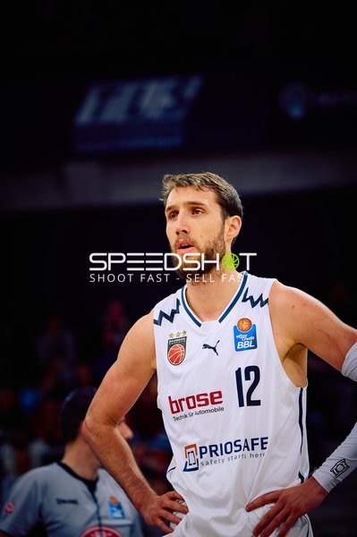 Spieler steht motiviert auf dem Spielfeld